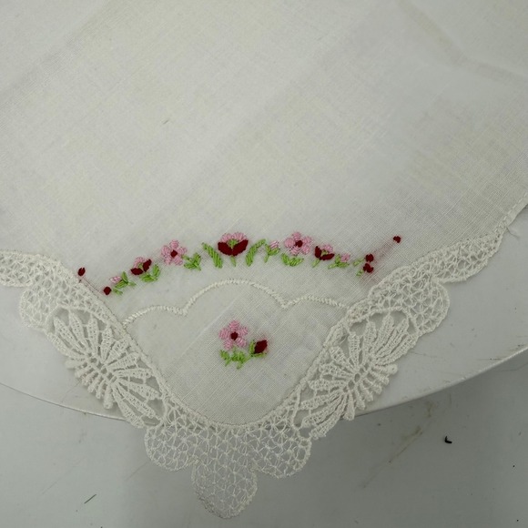 The Unbranded Brand Other - Vtg handkerchief w/ delicate pink & red floral embroidery scalloped lace edge.